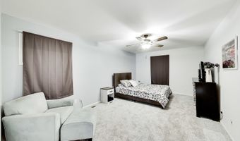 525 Skyline Dr, Algonquin, IL 60102