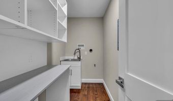 55 Maiden Ln, Bergenfield, NJ 07621