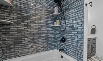 97 Eustis Ave 2, Newport, RI 02840