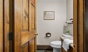4 Karen Ln, Bristol, RI 02809