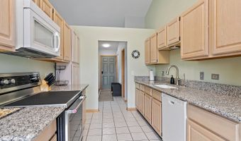 2040 Honey Locust Dr, Algonquin, IL 60102