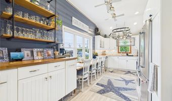 24 E Shore Rd, Narragansett, RI 02882