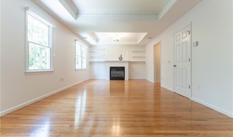 9 Elizabeth Dr, Lincoln, RI 02865