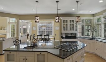 7 Champagne Ter, Bedford, NH 03110