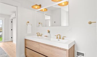7 Wellington Ave, Newport, RI 02840