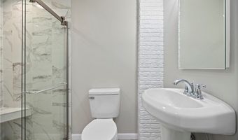 621 Van Oaks Dr, Amherst, OH 44001