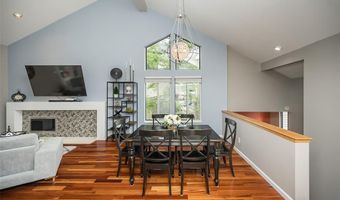 1878 Ridgeview Circle Dr, Ballwin, MO 63021