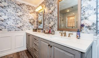 9 Wilshire Ln, Cranston, RI 02921