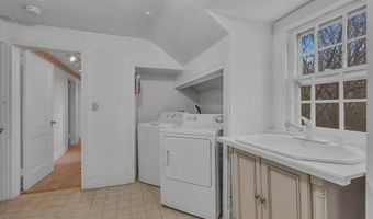 911 Middletown Lincroft Rd, Middletown, NJ 07748