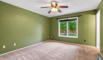 917 E Heatherwood Dr, Brandon, SD 57005