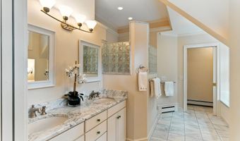 9 Scitterygussett Dr, Falmouth, ME 04105