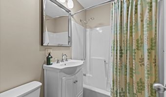 230 College St 8, Burlington, VT 05401