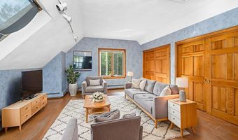 8 Horseshoe Dr, Acton, MA 01720