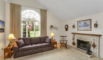 111 Cottonwood Ln, Agawam, MA 01001