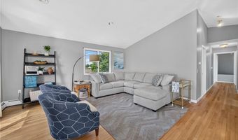 8 SOUTHWEST Rd, Narragansett, RI 02882