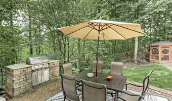 225 Linwood Ln, Aurora, OH 44202