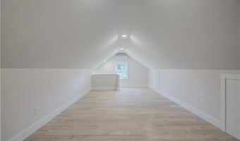 556 E Main Rd, Middletown, RI 02842