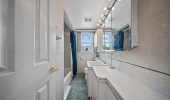2 Lee Ave, Albertson, NY 11507