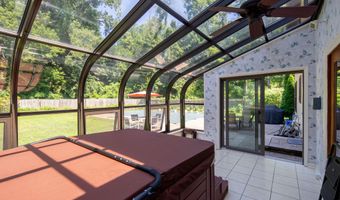 51 Aspen Cir, Albany, NY 12208