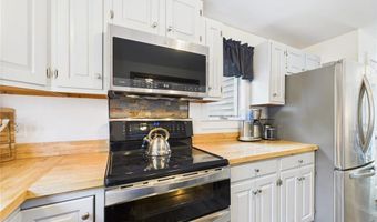 34 Beach Plum Rd, Narragansett, RI 02882