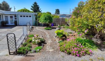 311 MAPLE St, Brookings, OR 97415
