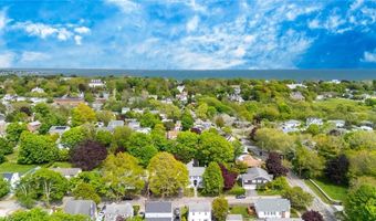 7 Florence Ave, Newport, RI 02840
