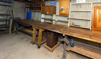 9 Whitewood Rd, Clinton, CT 06413