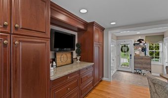 152 Glen Hills Dr, Cranston, RI 02920