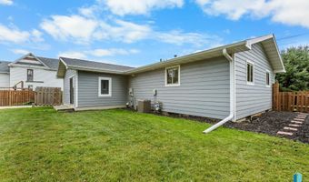 306 E Maple St, Beresford, SD 57004