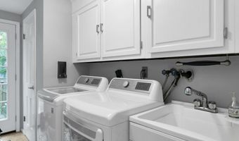 19 Stanley Ln, Middletown, NJ 07748