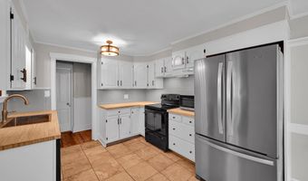 33 S 11TH St, Akron, PA 17501