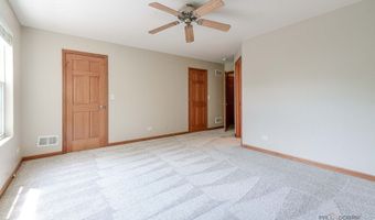 2636 Pondview Dr, Algonquin, IL 60102