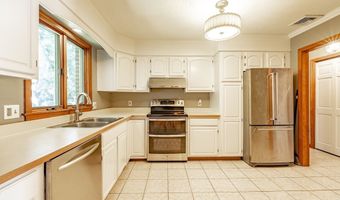 13 Mansion Woods Dr H, Agawam, MA 01001