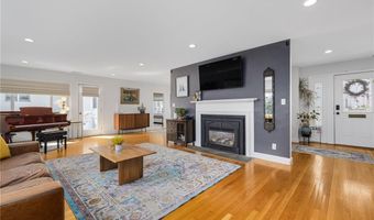 120 Bretton Woods Dr, Cranston, RI 02920
