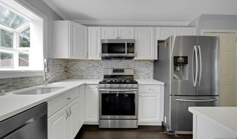 556 Sandra Pl, Teaneck, NJ 07666