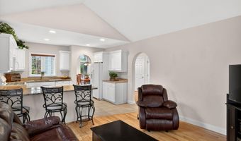 5 Blue Meadow Ct 5, Bourne, MA 02532
