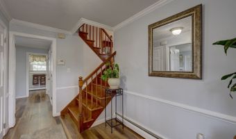4 Lee Cir, Bloomfield, CT 06002