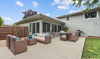 1942 Trail Ridge St, Arlington Heights, IL 60004