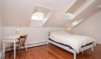 1 Oakwood Ter 7, Newport, RI 02840
