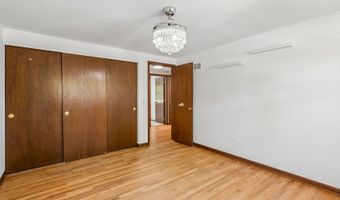 3051 N Huntington Dr, Arlington Heights, IL 60004