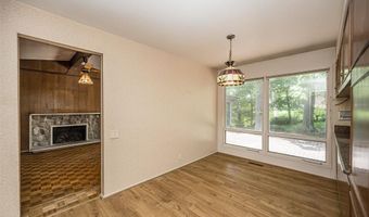 425 Kenilworth Ln, Ballwin, MO 63011