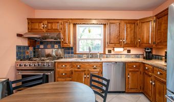 75 Lakeview Dr, Allentown, NJ 08501
