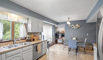 7 Hawthorn Cir, Albany, NY 12203