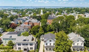 28 Mount Vernon St, Newport, RI 02840