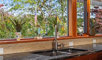 10 Ocean View Dr, Middletown, RI 02842