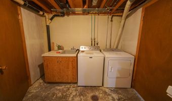 101 Hilltop Dr, Ackley, IA 50601