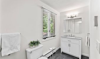 6 North Ln, Barrington, RI 02806
