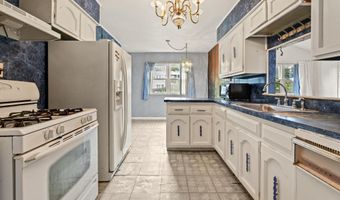 20 Sunshine Ln, Amityville, NY 11701