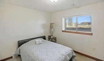 504 W Palmer Cir, Aberdeen, SD 57401
