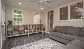 96 Pond View Dr, Auburn, NH 03032